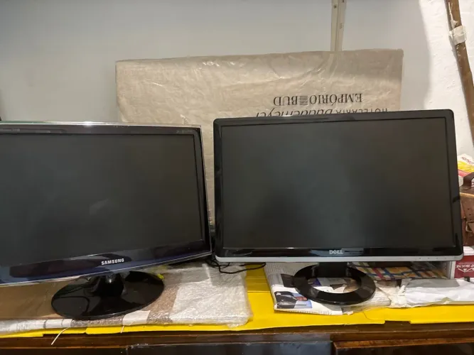 2 monitores seminovos.