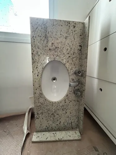 Granito com Cuba para banheiro medindo 1,10x 0,49m