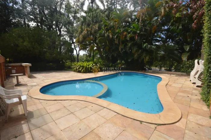 A casa está localizada em um terreno de 5.200 m².