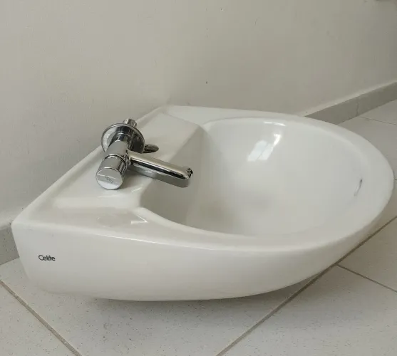 Pia para banheiro com torneira 