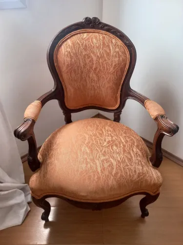 Vendo cadeira de madeira Luiz XV