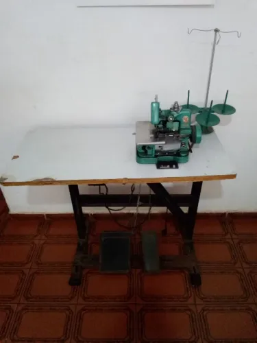 Máquina overlock com mesa