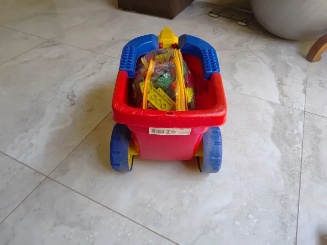 Carrinho cargo e blocos montar 