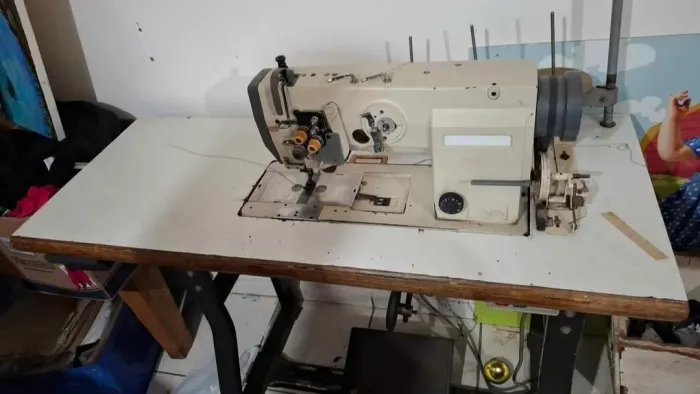 Maquina de costura industrial pespontadeira de jeans. Em bom estado