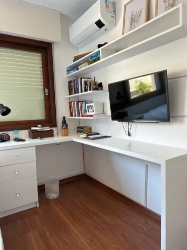 Escrivaninha e estante