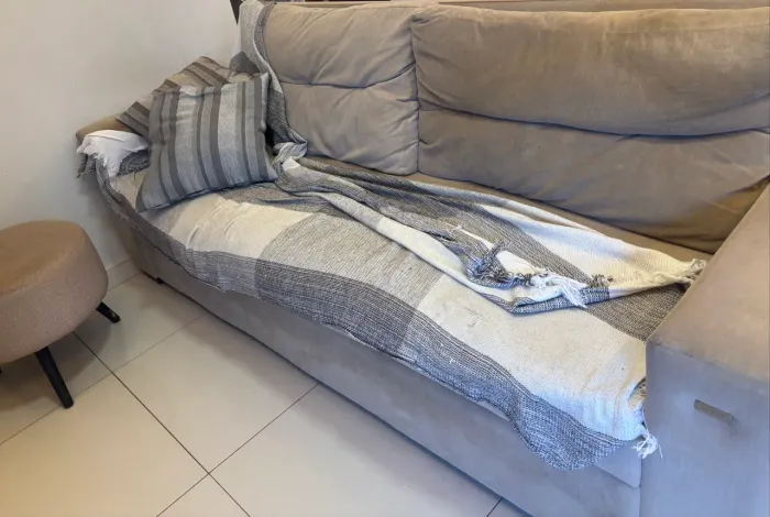 Sofá conservado . 2 anos de uso. Acompanha manta e travesseiro. 