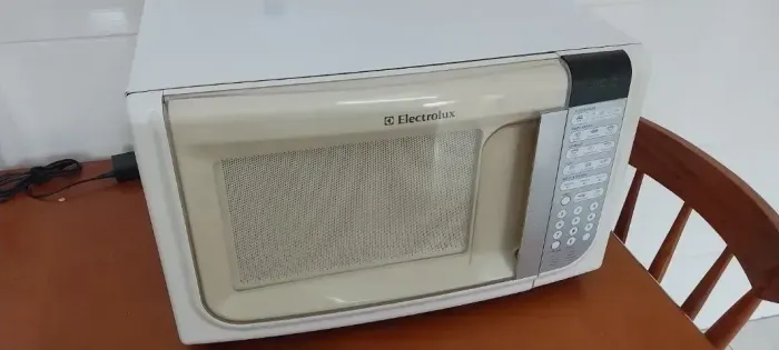 FORNO MICROONDAS ELECTROLUX MEG41 COM GRILL 31 LITROS