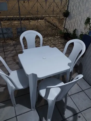 Mesa e 4 cadeiras de plástico