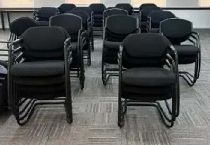 Cadeira Fixa reforçada e empilhável