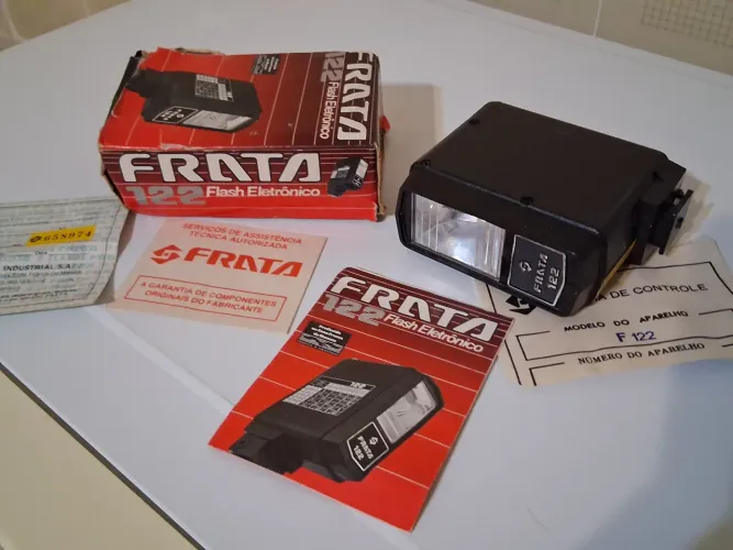 Flash eletrônico frata 122 com caixa e manual da época, em perfeito estado 