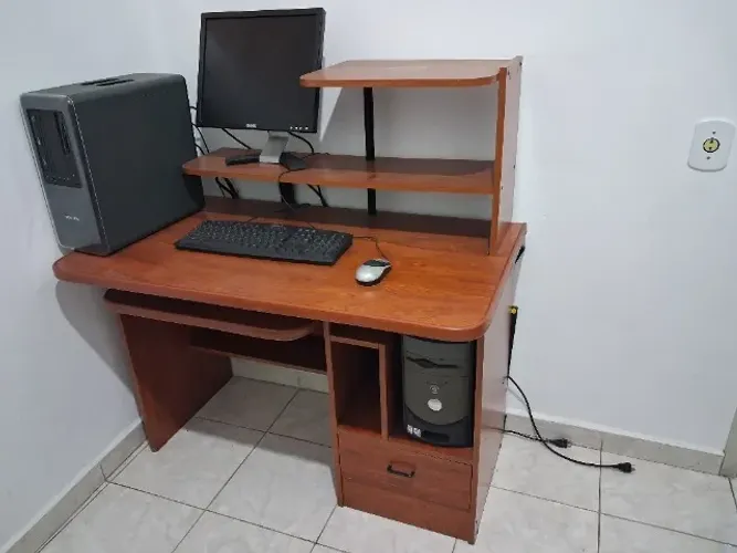 Mesa para computador de madeira, 