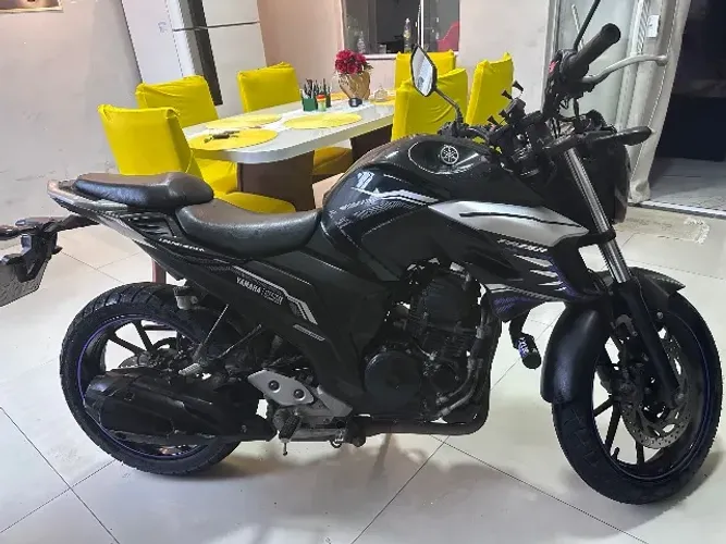 Moto fazer FZ25 boa