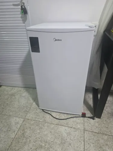 Frigobar Midea 93L Pouco usado