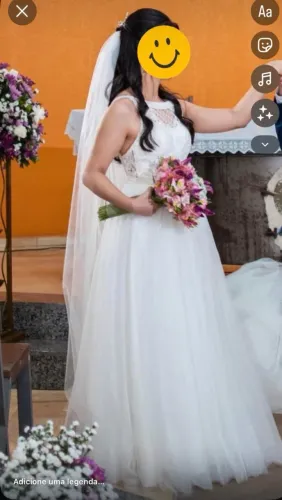 Vestido de noiva rendado com véu
