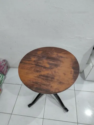 Vendo uma mesa madeira maciça trabalhada