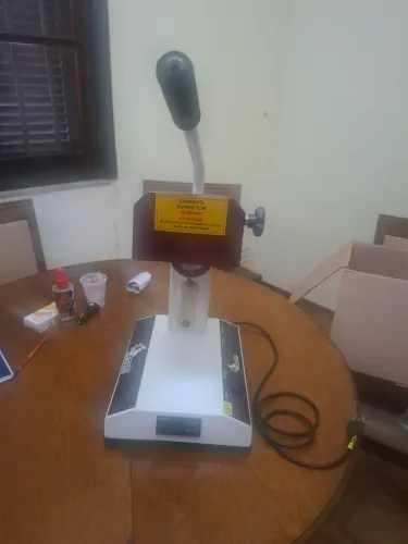 Máquina de estampar canecas , canetas etc..