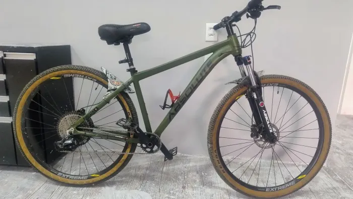 Vendo bicicleta ABSOLUTE NERO 6 prime 12 velocidade , freio MT 200 cubos Shimano !