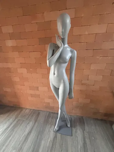 Manequim em fibra de vidro articulado reformado