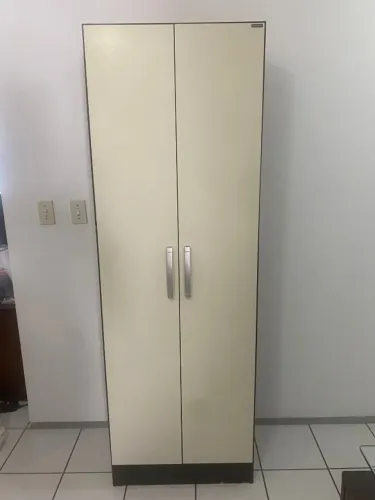 Armário Carraro de 1,82m X 0,62m X 0,39m por R$300,00 no pix