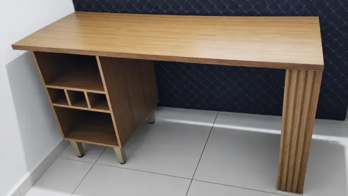 Bancada com prateleiras e nichos
