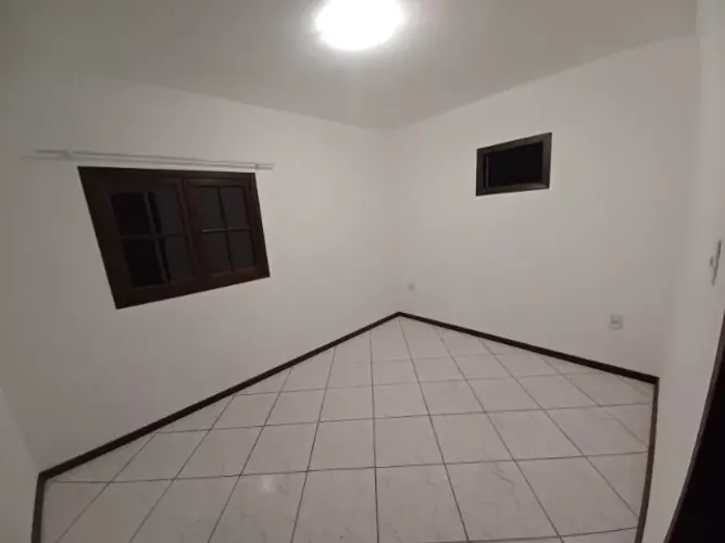 Sala no Rio Tavares c/ banheiro - água, luz, internet e vaga inclusas