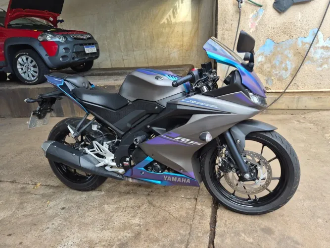 Yamaha R15 2025 - esportiva, nova e conservada