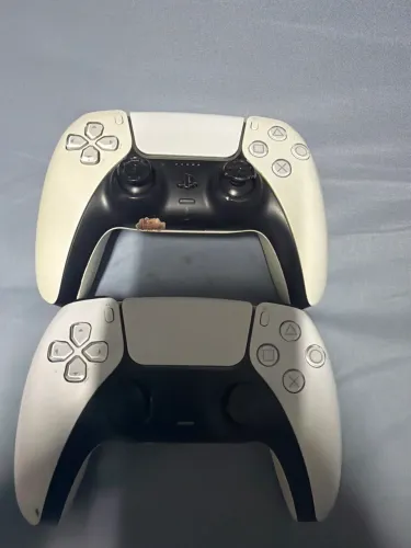 dois controles de ps5 