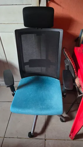 Vendo cadeira de escritório leia