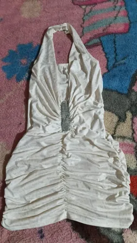 Vestido curto branco feminino.
