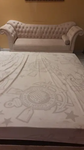 SOFÁ CLÁSSICO de madeira maciça.  Assento para 3 lugares.