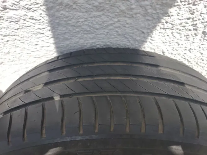 Quatro pneus Michelin 215/55/17