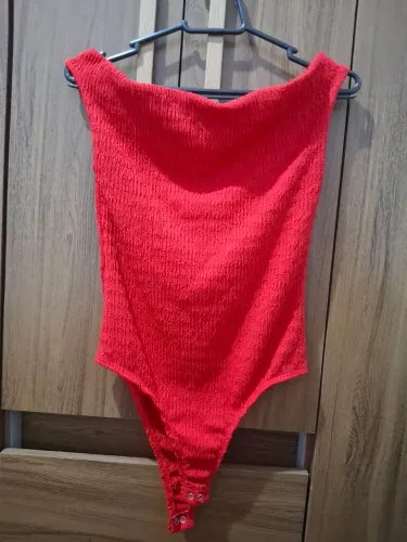 Body ombro a ombro vermelho 