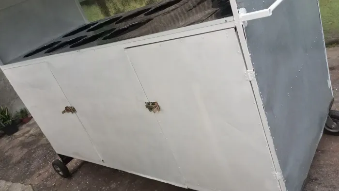 VENDO UMA BARRACA DE CALDOS E TBM SERVE PARA LANCHES,BEM GRANDE 2,20 DE COMPRIMENTO POR 1M