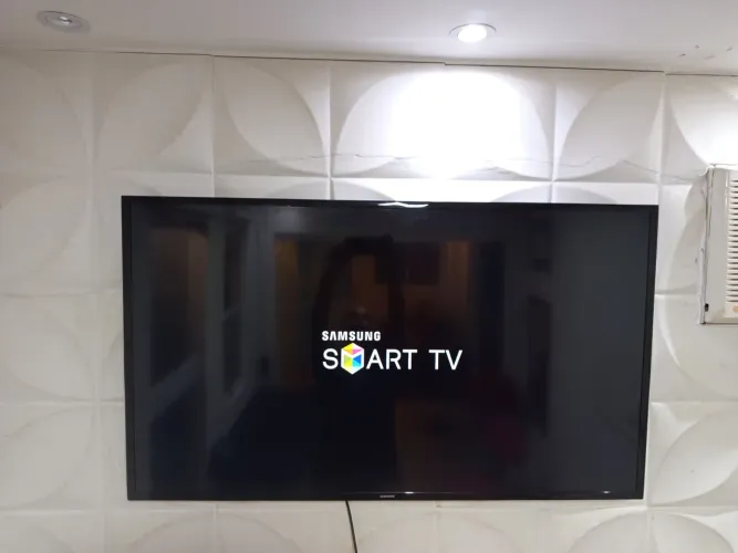 Vendo TV Samsung smart wi-fi 48 polegadas está com detalhe
