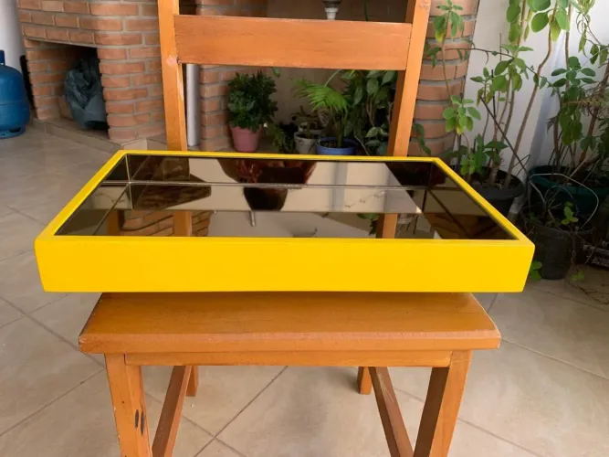Vendo bandeja em laca amarelo espelhada