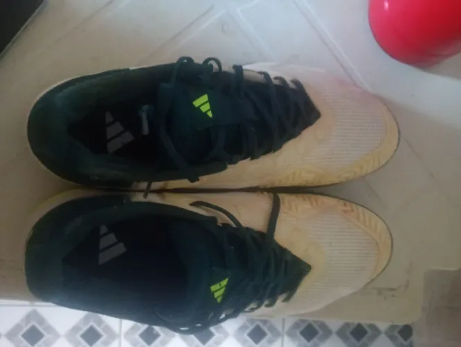 Vendo esse tênis Adidas original tamanho 43 
