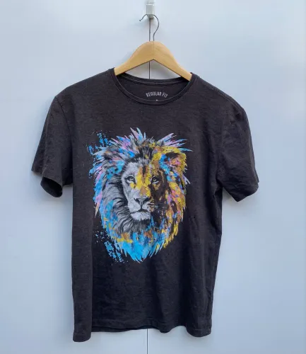Camiseta Clock House Masculina Leão Aquarela Cinza Mescla Escuro - P
