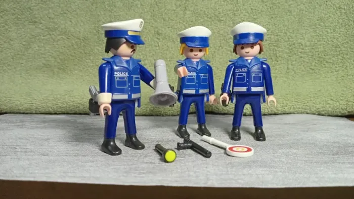PLAYMOBIL POLICIAIS E O COMANDANTE - COLECIONE.