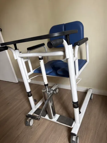 Cadeira de rodas Hidráulica bem novinha