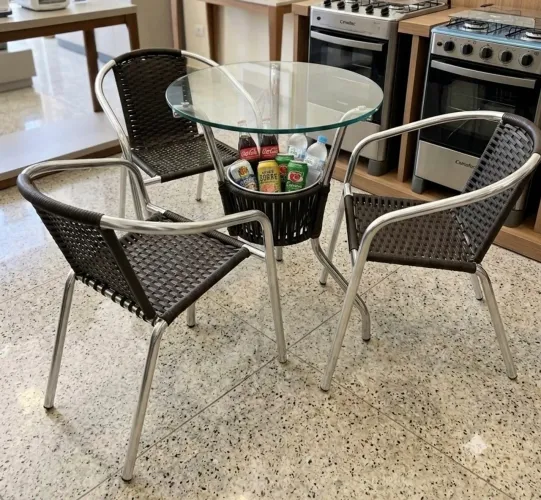 Mesa com 3 cadeiras , com balde de gelo imbuído 