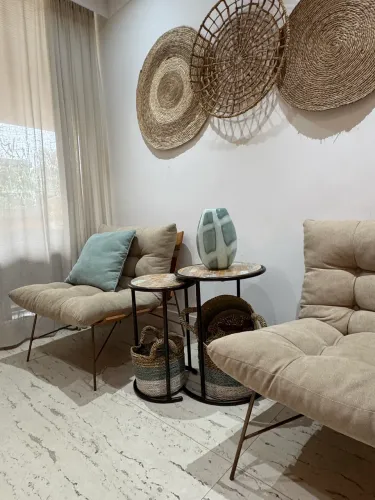 02 Poltronas Donna Moveis Rudnick + 02 mesas laterais Bali  