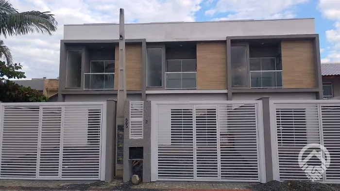 Sobrado Exclusivo em Piçarras: 2 Suítes e Próximo à Praia!