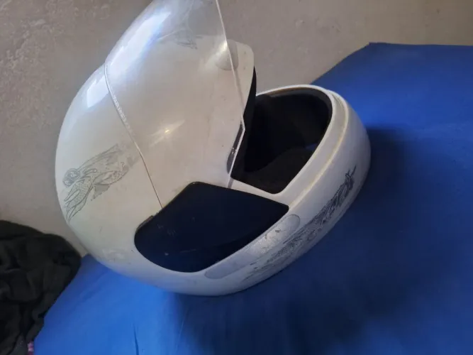Vende se 2 capacetes