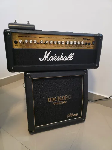 Amplificador Marshall com gabinete meteoro