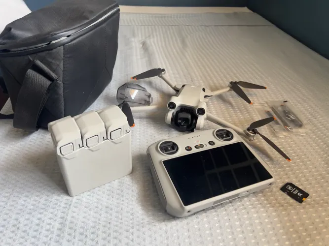 Drone DJI Mini 3 Pro + Fly More Combo