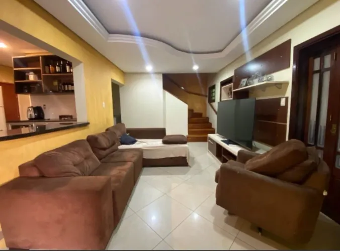 Casa de 3 quartos e 3 vagas de garagem em Canoas.