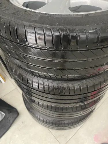 Rodas com pneus do Corolla