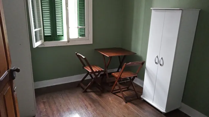 Bom quarto individual perto de tudo.
