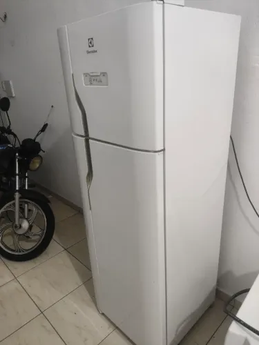 Geladeira Eletrolux 2 portas Frost Free