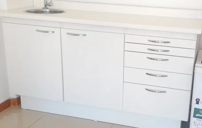Móvel branco versátil 
